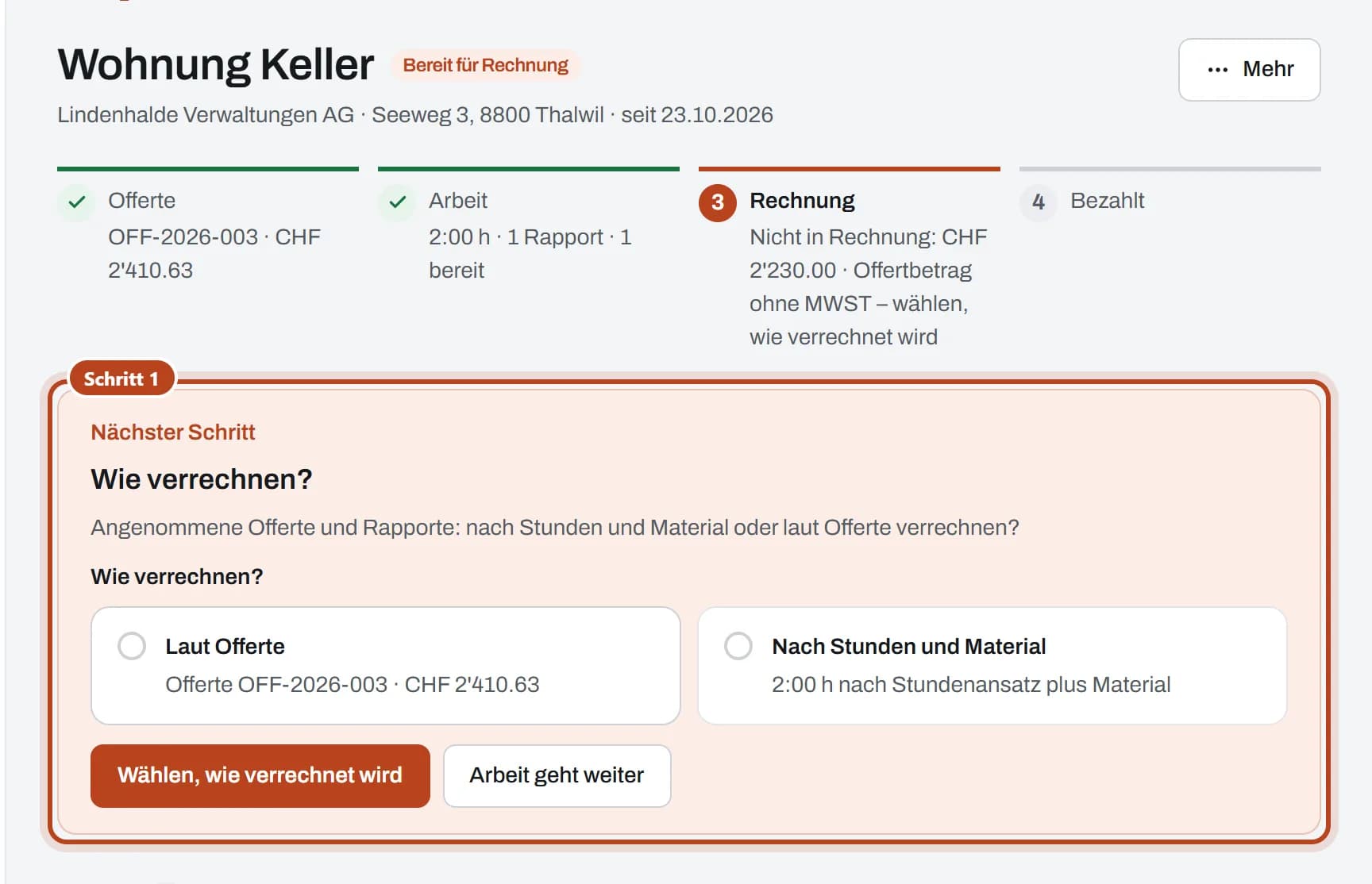 Auftrag Wohnung Keller: «Nächster Schritt» mit «Wie verrechnen?», «Laut Offerte» und «Nach Stunden und Material» und dem Knopf «Wählen, wie verrechnet wird» (Schritt 1).